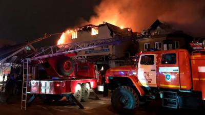 Огонь в Нальчике перекинулся на соседние дома, но пожарным удалось его остановить
