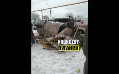 В Луганске пьяные боевики "ЛНР" на военной машине снесли остановку возле школы: первые фото