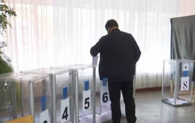 Главное за 22 ноября: второй тур местных выборов, ПриватБанк запустил уникальную услугу, ужесточение карантина и профессиональные пенсии для украинцев