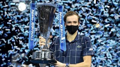 Медведев победил Тима и впервые в карьере выиграл итоговый турнир ATP