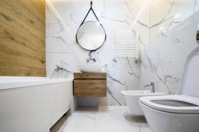 Как сэкономить на ремонте в ванной: 3 дорогих решения в интерьере