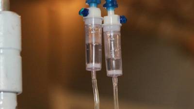 Британская медсестра первой в мире получила «коктейль антител» против COVID-19