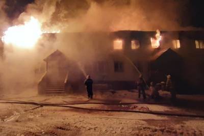 В селе Бердигестях Горного района Якутии сгорел 11-квартирный дом