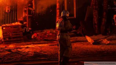 Огонь уничтожил двухэтажный дом в Якутии