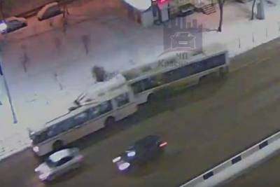 4 человека пострадали в аварии автобуса и троллейбуса в Красноярске