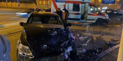 В Одессе машина скорой помощи столкнулась с иномаркой и перевернулась: пострадали три человека