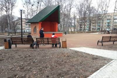 В Хабаровске из нового сквера украли две скамейки