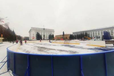 В Кемерове начали монтировать ледовую площадку на площади Советов