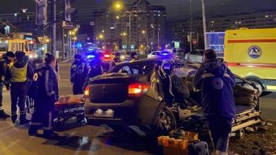 Угонщик на Infiniti устроил аварию во время погони в Петербурге — видео