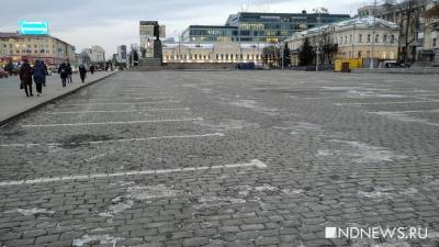 Парковку на площади 1905 года закрыли под строительство ледового городка (ФОТО)