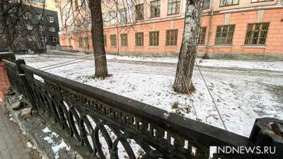 В центре Екатеринбурга заборы привязали к деревьям – чтоб не упали (ФОТО)
