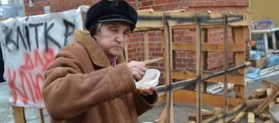 Голодных украинских пенсионеров заставили кормиться на холоде