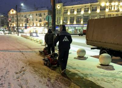 В Воронеже коммунальщики очищают от снега дороги и тротуары
