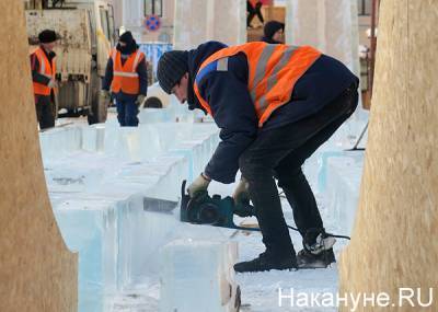 В Екатеринбурге начали строить ледовый городок: новогодняя ель появится к концу декабря