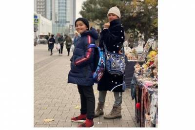 Анна Нетребко прогулялась в центре Краснодара и показала, какую шапку купила сыну