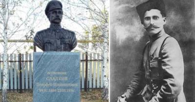 Страсти по Чапаю: зачем решили снести памятник погубившему его казаку