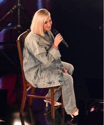Голубые джинсы и куртка вместо вечернего платья: Кэти Перри на премии 2020 American Music Awards