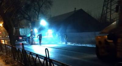 «Морозом скрепит»: в Брагино дорожники укладывают асфальт в снег