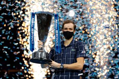 Медведев завоевал титул Итогового турнира ATP, обыграв Тима в финале
