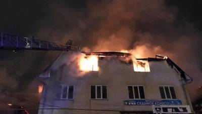 Видео: Более 50 человек эвакуированы из-за пожара в доме в Ростове-на-Дону