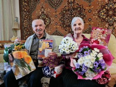 В Холмске с 85-летним юбилеем поздравили супругов Павловых