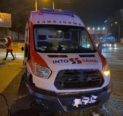 В Одессе "скорая" и Lexus столкнулись на повороте: есть пострадавшие – фото