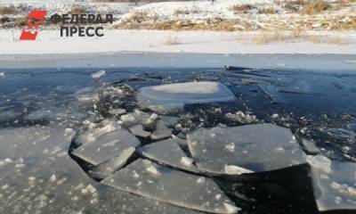 В Омской области водитель выехал на реку и провалился под лед