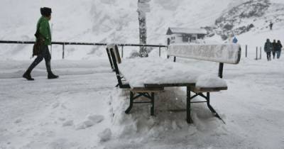 Румынию замело снегом: сугробы достигают одного метра