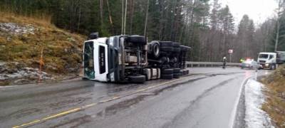 Водитель грузовика из Санкт-Петербурга получил травмы на трассе в Карелии