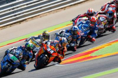 Испанский гонщик упал посреди трассы и чудом увернулся от 6 мотоциклов