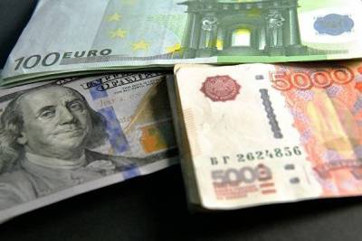 Рубль на открытии торгов повышается к доллару и евро