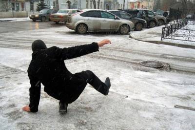 Ледяной дождь превратил Владивосток в каток - в травмпунктах оказались сотни человек