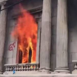 В Гватемале протестующие подожгли парламент после решения депутатов о сокращении бюджета. Видео