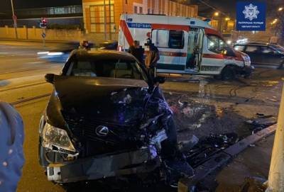 В Одессе «скорая» столкнулась с авто и перевернулась: трое пострадавших