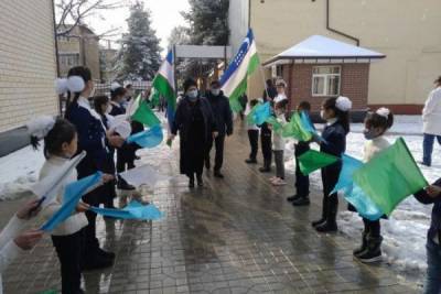 В Узбекистане школьников без верхней одежды вывели на мороз