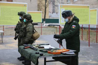 Для военных военно-транспортной авиации из Тверской области провели занятия по технике безопасности при обращении с оружием