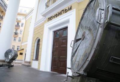 «Ленфильм» заплатит более 600 тысяч рублей за дерево, упавшее на Mercedes жителя Петербурга