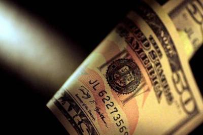 За первые полчаса торгов курс доллара США понизился до 75,8964 руб.