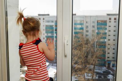Ни одного перелома: момент падения девочки с 4 этажа в Томске попал на видео