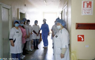 В Украине увеличивается число больных COVID-19, нуждающихся в госпитализации