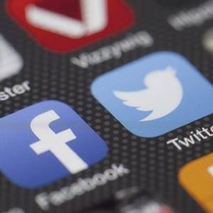 Facebook и Twitter передадут контроль над страницами президента США Байдену