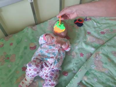 В минздраве показали девочку из Карпинска, которую мать с рождения держала в шкафу
