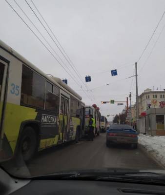 В Кемерове столкнулись троллейбус и две маршрутки