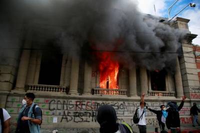 В Гватемале протестующие подожгли парламент из-за решения по бюджету: фото