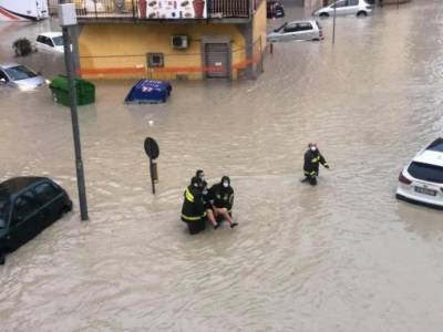 Наводнение в Италии: сильные дожди, затопленные дороги и рухнувший мост