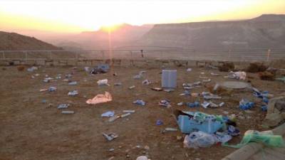 Видео: участники памятной церемонии превратили место захоронения Бен-Гуриона в мусорную свалку