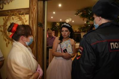 «Нашли кого праздника лишать». В Карелии полиция разогнала свадьбу и поймала 357 нарушителей карантинного режима