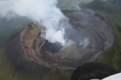Украинские вертолетчики осуществили опасную посадку на кратер вулкана