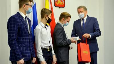 Воронежский сенатор Сергей Лукин вручил награды юным героям