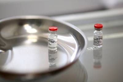 Вирусолог сравнил эффективность российской и оксфордской вакцин от коронавируса